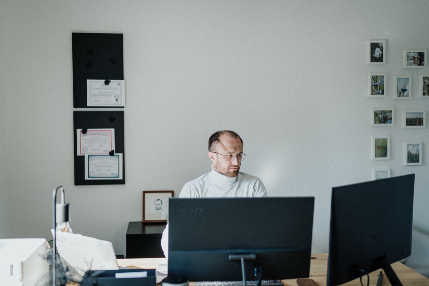 Marco Schlomann bei der Arbeit am Schreibtisch